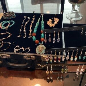 Live jewelry and accessory show item